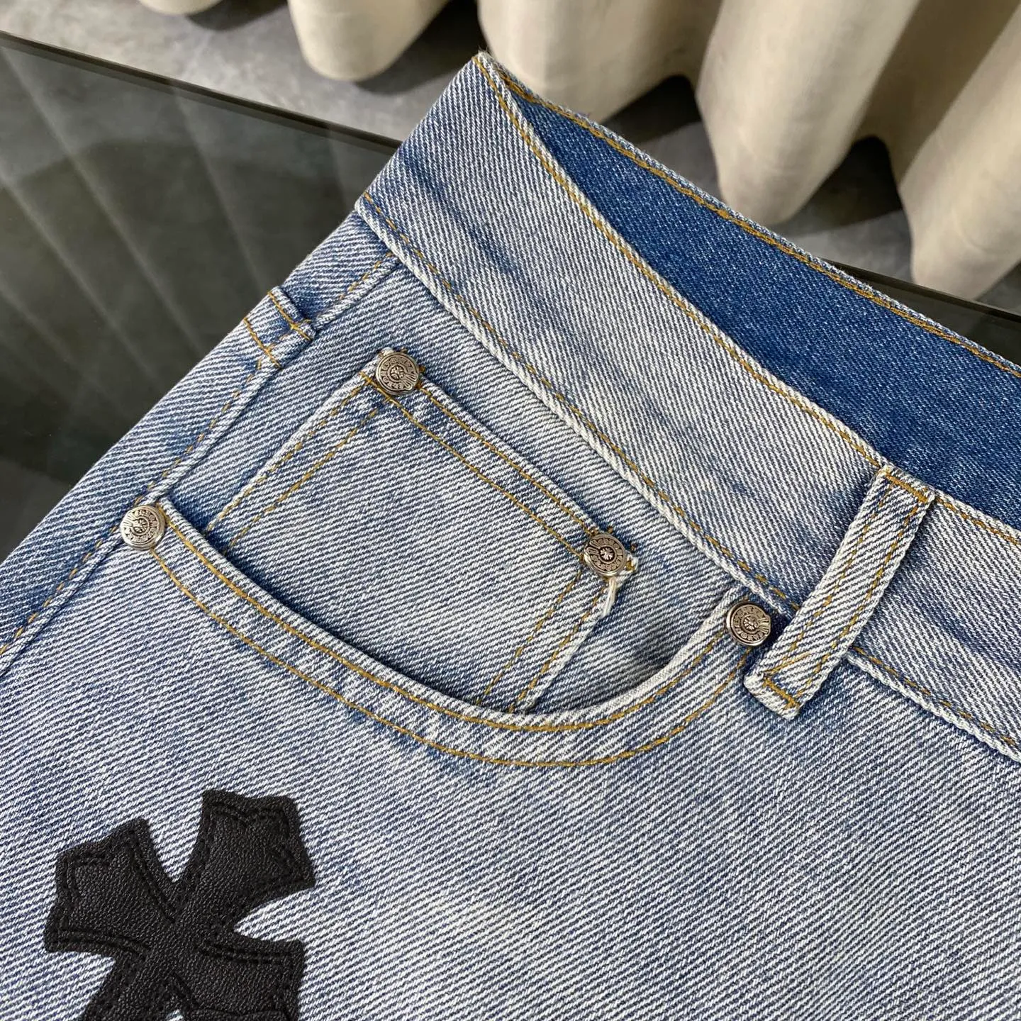 P240 CH Chromehearts black and white cross patch leather jeans, priced at 34W level, patchwork cross pattern embellishment, washed jeans! ! An absolutely high-end luxury product, a 1.9W-level god-level single product, a super popular product, made by top heavy industry, a magic weapon that cannot be missed! [About Zangyin] This is an extremely luxurious fashion brand that can also be called the aristocracy of the high street. It has always been an exclusive brand for some hipsters or rich second generations. Compared with ordinary high streets, it is more luxurious and noble. Compared with luxury brands, it is more fashionable and individual. It has always been a brand that I have a special liking for. [Top heavy industry fashion design] Consistently high-street luxury style. Speaking of this style, the Zangyin family and GU family are definitely the leading representative brands. Especially the Zangyin family has really achieved a state-of-the-art effect in creating high-street style. The unique washed material is used to create this style. The color system is already quite eye-catching. After it is decorated with patchwork cross flowers, it cleverly highlights the charm of the brand. Secondly, this style uses classic The high-waist cutting design highlights the long legs and fashionable temperament of the upper body. The brand is highly recognizable and the slim fit configuration is more suitable for daily wear. It is a product that interprets personality, fashion, and specifications at a glance. This single product is enough to make any fan excited. It can be a white T-shirt for a youthful college style, or a tight suspender for a royal style. It has strong matching ability and can be easily controlled by men.  [Materials and craftsmanship] Needless to say, this point goes without saying. As an excellent craftsman brand, Zangyin’s requirements for details and craftsmanship are really perfect. The washed color of this model has gone through so many processes, not to mention the embellishment of denim appliques. It is also purely hand-made and sewn. Just like what they believe in, only hand-made things have soul and have the meaning of wear. A top-notch heavy-duty fashionable denim item, I look forward to your perfect interpretation! !  Color: blue Size: 28-36